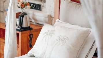 Deluxe dubbelrum - utsikt mot poolen | Gratis wi-fi och sängkläder