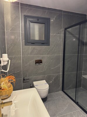 Doppia Deluxe, vista piscina | Bagno