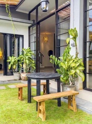 Outdoor dining - Rumah Rama 3BR Private Pool Villa• Surrounded by Best Beaches in Bali (Kuta utara)