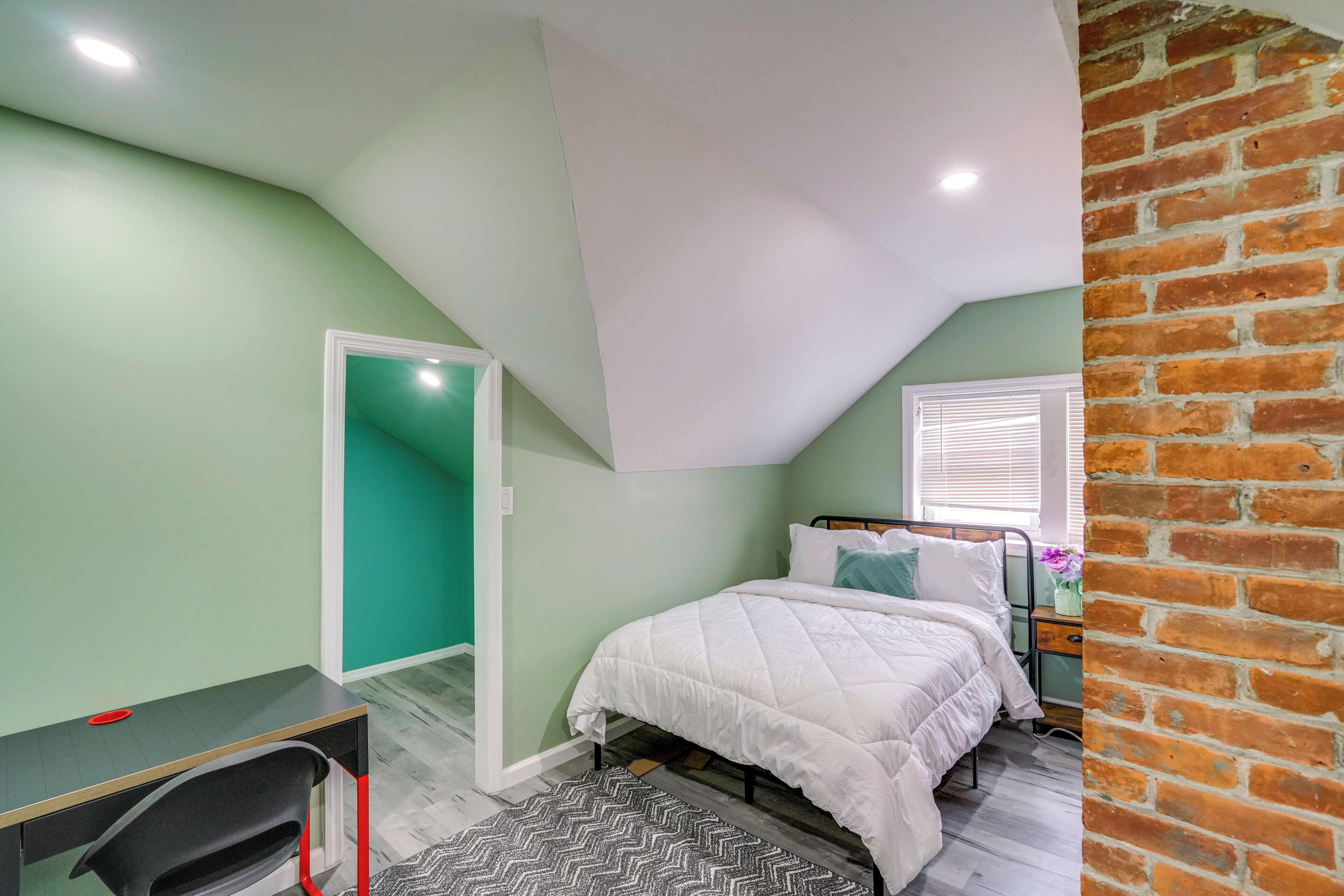 9 bedrooms, desk, iron/ironing board, internet