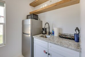 Fridge, microwave, coffee/tea maker, cookware/dishes/utensils - Beach, Bars & Bites Nearby! Prime South Padre Unit (South Padre Island)
