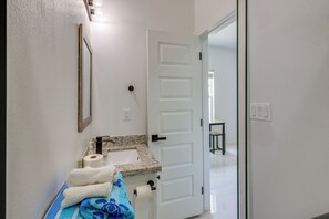 Bathroom - Easy South Padre Beach Retreat w/ Pool Access (South Padre Island)