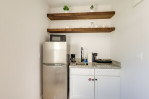 Fridge, microwave, coffee/tea maker, cookware/dishes/utensils - Walk to Beach & Bars! SPI Studio w/ Pool Access (South Padre Island)