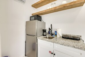 Een koelkast, een magnetron, een koffiezetapparaat/waterkoker
