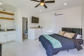 Desk, Internet, bed sheets - Central to Everything, Easy Beach Access! SPI Stay (South Padre Island)