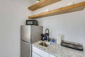 Fridge, microwave, coffee/tea maker, cookware/dishes/utensils - Central to Everything, Easy Beach Access! SPI Stay (South Padre Island)