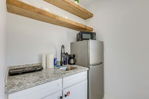 Fridge, microwave, coffee/tea maker, cookware/dishes/utensils - Beach Base for Groups! SPI Studio w/ Pool On-Site (South Padre Island)