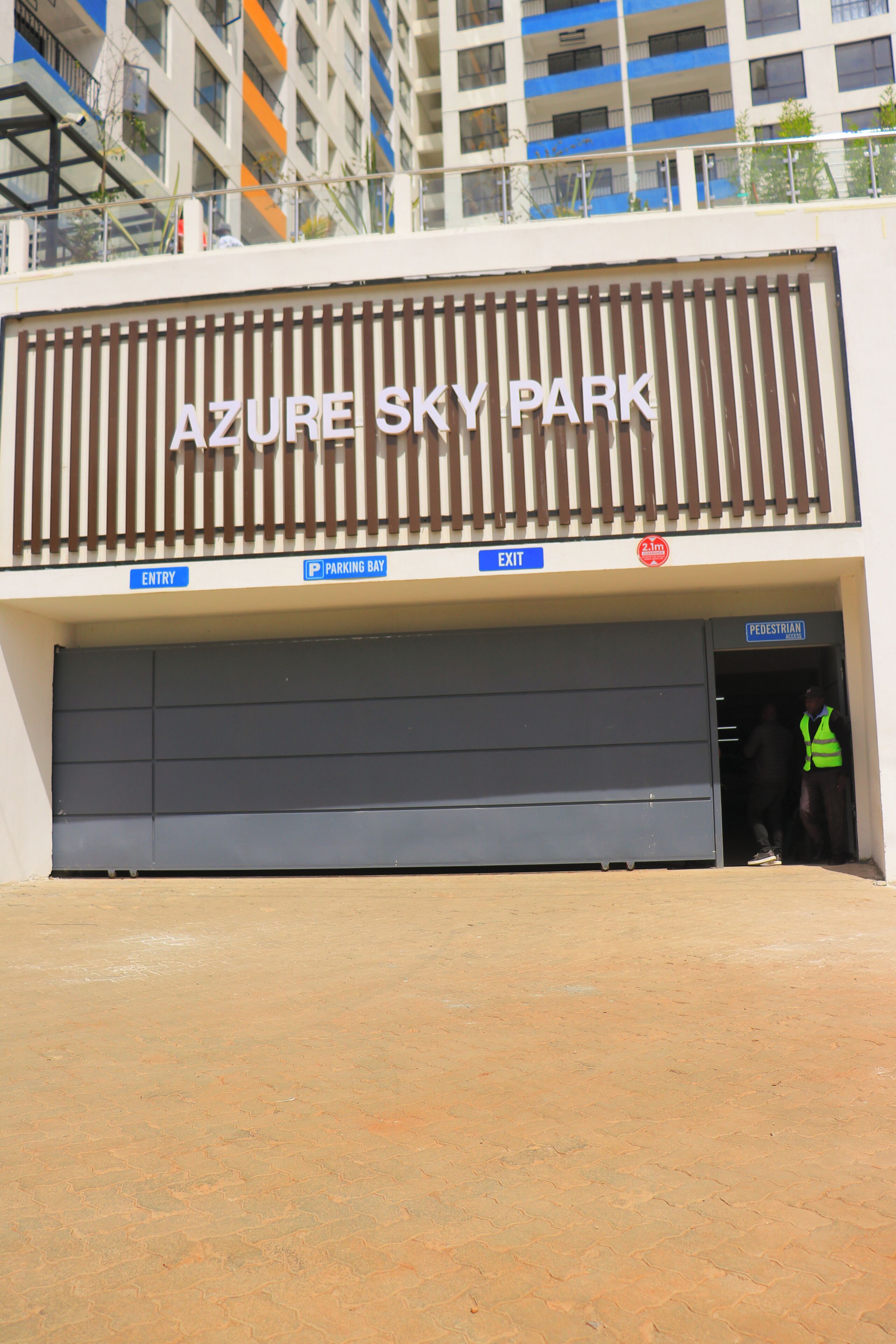 En byggnad med en skylt som visar texten ”Azure Sky Park” och en entré för fotgängare.
