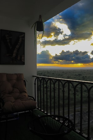 Un balcó amb vista a un paisatge al capvespre.