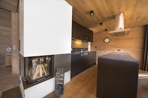 Coffee/tea maker, fridge, stovetop, dishwasher - Alpine Stay, Sauna & Fireplace (Bramberg am Wildkogel)