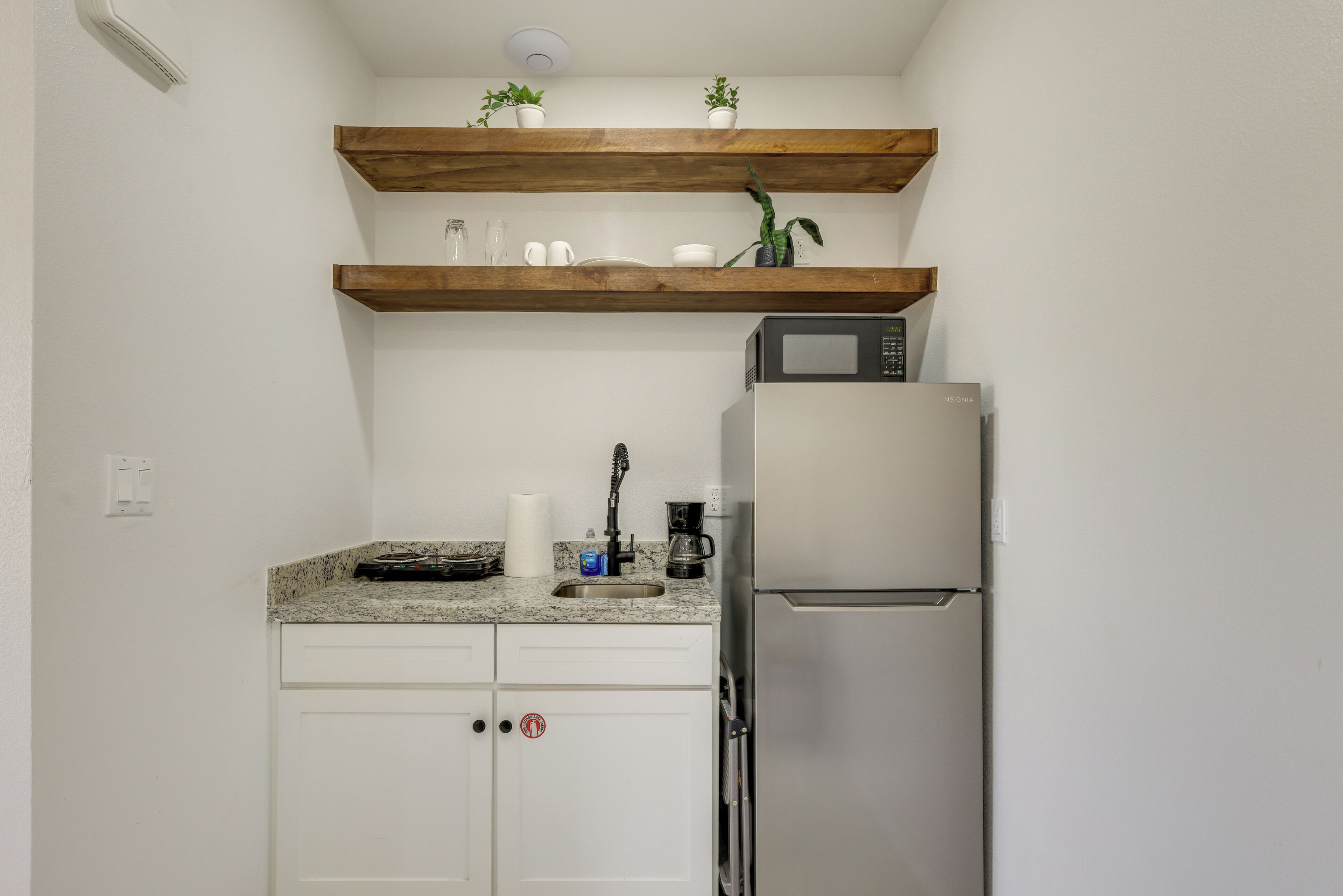 Refrigerador, microondas, cafetera y tetera y tostadora 