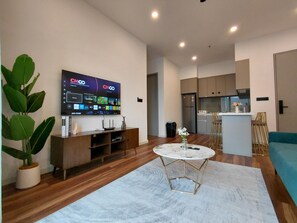Habitación doble | Zona de estar | Smart TV de 55 pulgadas con canales digitales