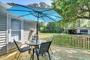 Outdoor dining - 2 Mi to Myrtle Beach Boardwalk: Home w/ Yard! (Myrtle Beach)