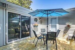 Outdoor dining - 2 Mi to Myrtle Beach Boardwalk: Home w/ Yard! (Myrtle Beach)