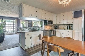 Fridge, microwave, stovetop, dishwasher - 2 Mi to Myrtle Beach Boardwalk: 2 King Beds! (Myrtle Beach)