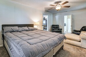 4 bedrooms, iron/ironing board, Internet, bed sheets - 2 Mi to Myrtle Beach Boardwalk: 2 King Beds! (Myrtle Beach)