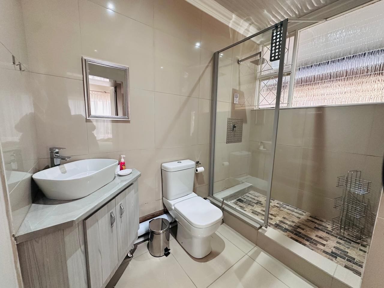 Basic Single Room | Bathroom | Towels, soap, shampoo, toilet paper