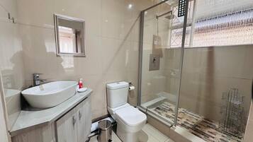Basic Single Room | Bathroom | Towels, soap, shampoo, toilet paper