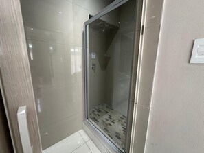 Habitación estándar con 2 camas individuales | Baño | Toallas, jabón, champú y papel higiénico