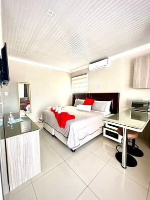 Habitación Deluxe | Cortinas opacas, tabla de planchar con plancha, wifi gratis