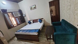 Deluxe Double Room - Hotel Maya Palace-- Chhibramau (Chhibramau)