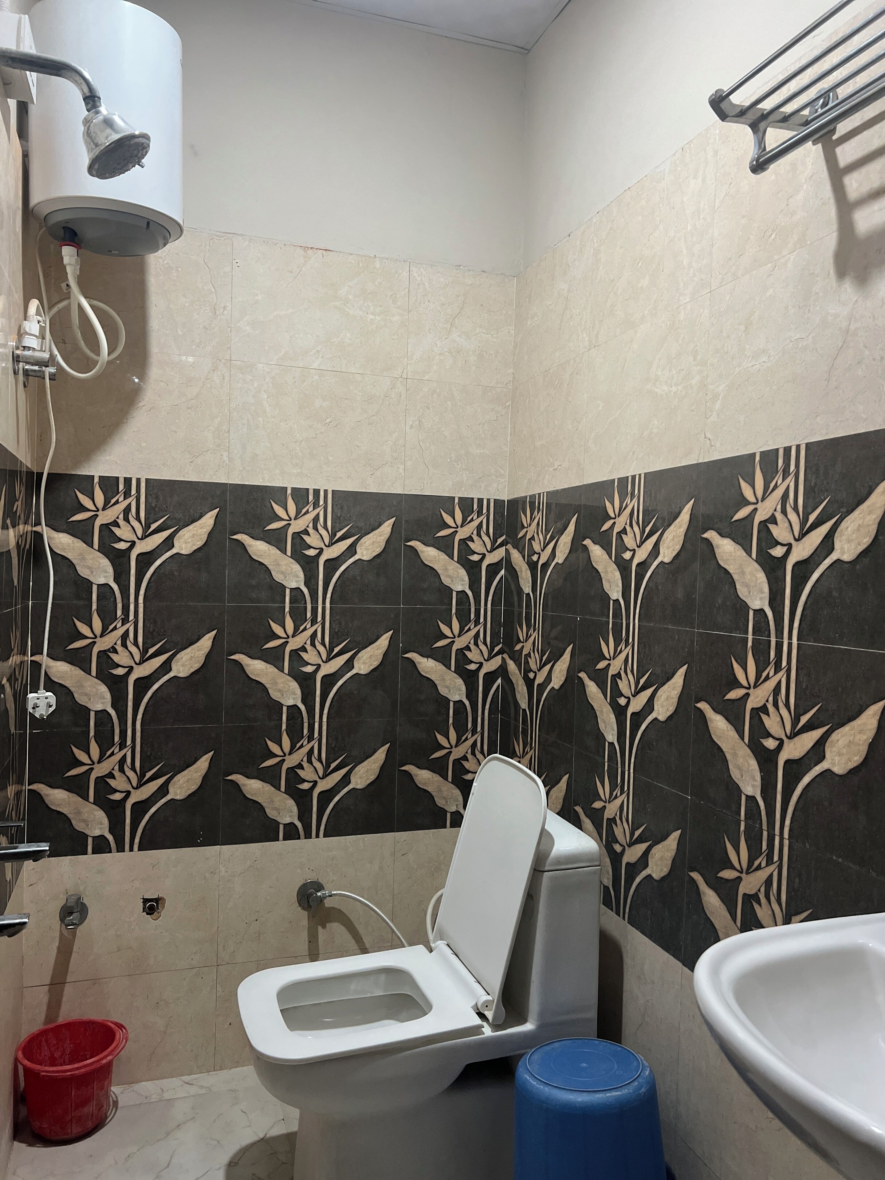Deluxe Double Room | Bathroom | Combined shower/bathtub, towels, soap, shampoo
