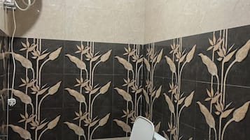 Deluxe-Doppelzimmer | Badezimmer | Duschwanne, Handtücher, Seife, Shampoo
