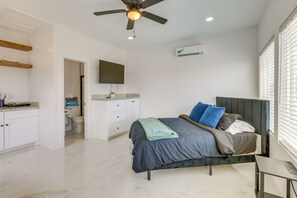 Desk, Internet, bed sheets - Walkable & Modern! South Padre Studio By Beach (South Padre Island)
