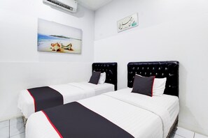 1 bedroom, free WiFi, bed sheets - Stylish Double Suite Escape with Free WiFi (Padang)