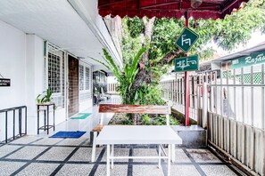 Outdoor dining - Stylish Double Suite Escape with Free WiFi (Padang)
