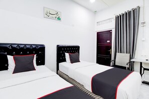 Room - Stylish Double Suite Escape with Free WiFi (Padang)