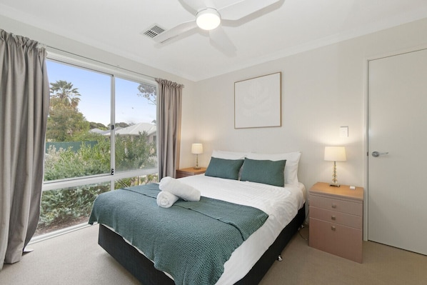 3 bedrooms - 3BR Comfortable Home (Edgewater)