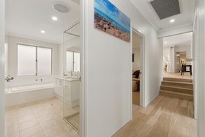 Interior - 3BR Comfortable Home (Edgewater)