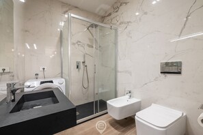 Douche, bidet, serviettes fournies, shampoing