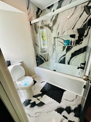 Hårtork, handdukar, tvål och toalettpapper