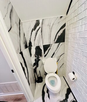 Hårtork, handdukar, tvål och toalettpapper