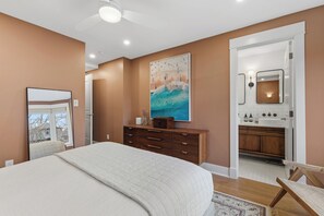 Room - Charming Roncesvalles Home · High Park · BMO Field (Toronto)