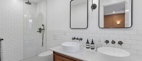 Douche, sèche-cheveux, serviettes fournies, savon