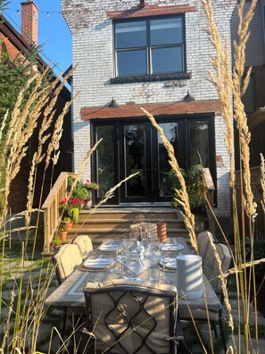 Outdoor dining - Charming Roncesvalles Home · High Park · BMO Field (Toronto)