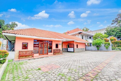 Luxury Twin Stay with Free WiFi and Parking