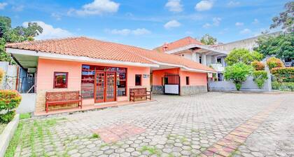 Luxury Twin Stay with Free WiFi and Parking