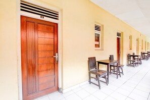 Outdoor dining - Luxury Twin Stay with Free WiFi and Parking (Pekalongan)