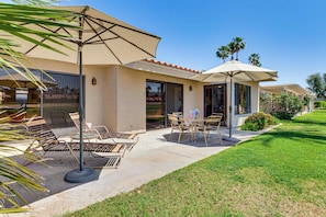 Outdoor dining - Golfer's Haven! Palm Desert Escape w/ Pool Access (Palm Desert)