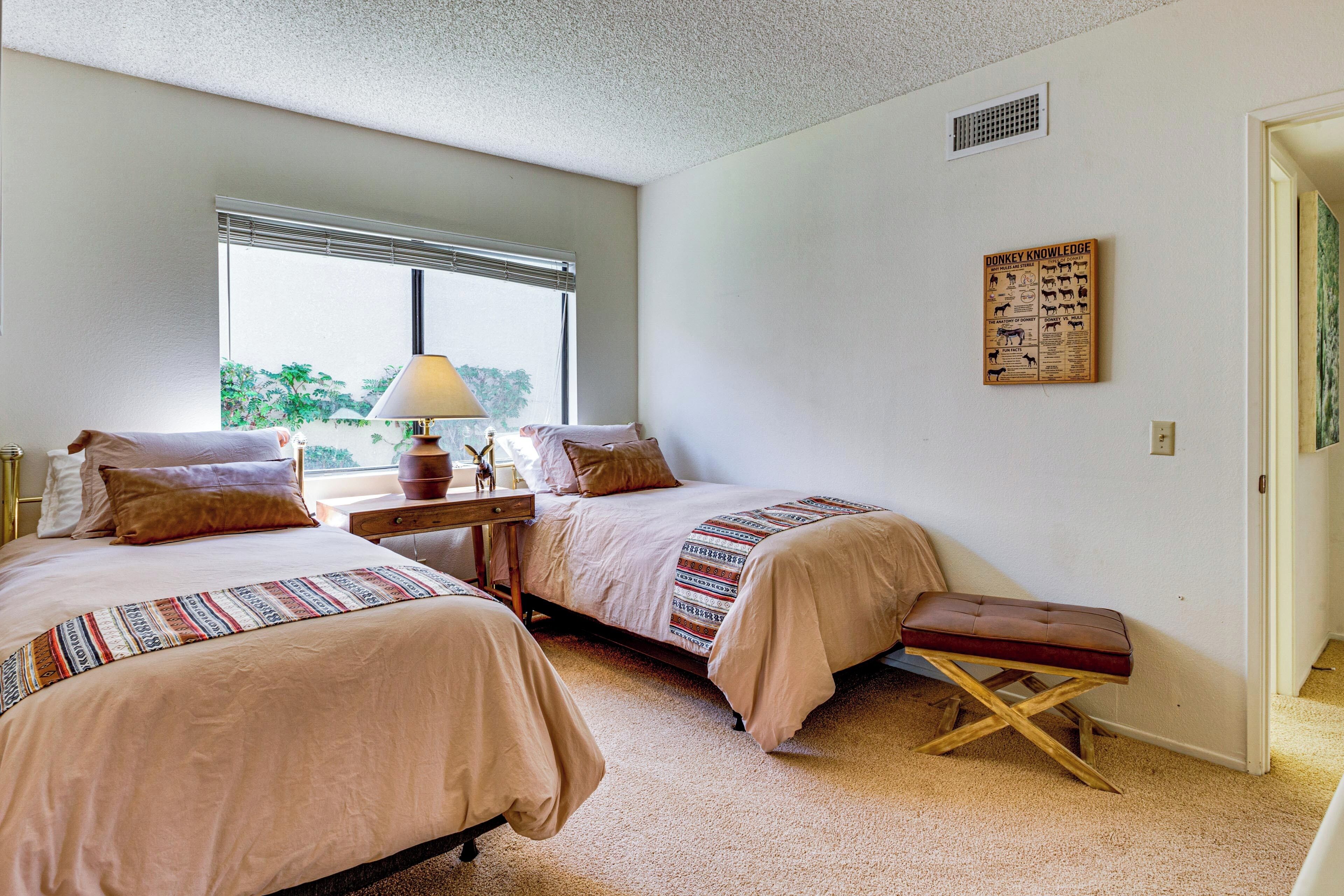 2 habitaciones, escritorio, tabla de planchar con plancha y internet 