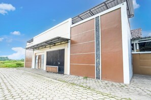 Exterior - Cozy Double Escape W/ Free WiFi and Parking (Tegal)