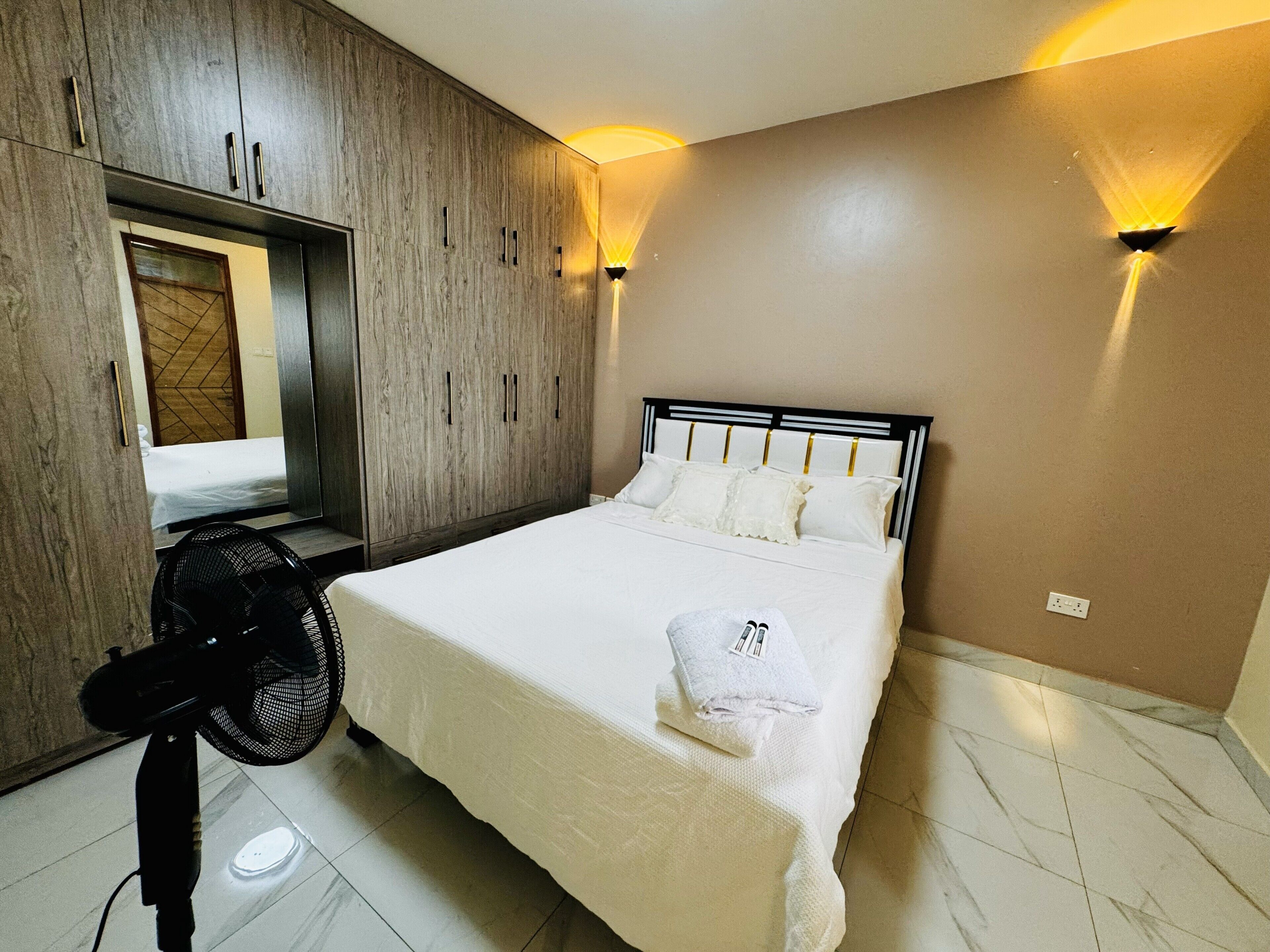 1 dormitorio, tabla de planchar con plancha, wifi y ropa de cama