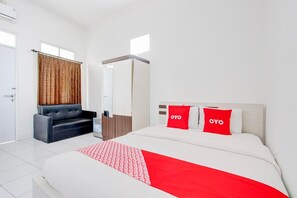 1 bedroom, free WiFi, bed sheets - Cozy Double Escape W/ Free WiFi and Parking (Yogyakarta)