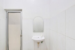 Bathroom - Luxury Deluxe DBL Retreat W/ Free WiFi and Parking (Yogyakarta)