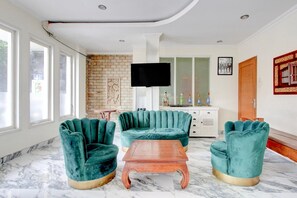 Living area - Luxury Deluxe DBL Retreat W/ Free WiFi and Parking (Yogyakarta)