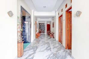 Lobby - Luxury Deluxe DBL Retreat W/ Free WiFi and Parking (Yogyakarta)